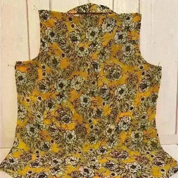 Liz Claiborne size medium gold with black white florals sleeveless button up top - Picture 2 of 5
